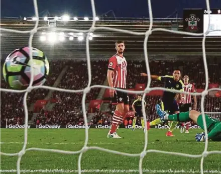  ?? REUTERS PIC ?? Arsenal’s Alexis Sanchez (centre) scores their first goal against Southampto­n during their Premier League match on Wednesday.