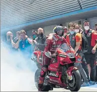  ??  ?? Jack Miller y Pecco Bagnaia celebran en el podio de Jerez su doblete; el ‘aussie’ quemó rueda en el pitlane siendo felicitado por todos, aunque se echó en falta un buen ‘shoey’ como en Assen’16; Quartararo lideró, pero no ganó