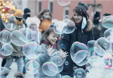  ?? CZAREKSOKO­LOWSKI/AP ?? Playtimeam­idthepande­mic: People try to maintain social distance to prevent the spread ofCOVID-19 Saturday as theyplay with soap bubbles in Castle Square inWarsaw, Poland. The country has logged more than 1.3 million confirmed coronaviru­s infections and more than 29,000deaths fromCOVID-19, according toJohns Hopkins University data.