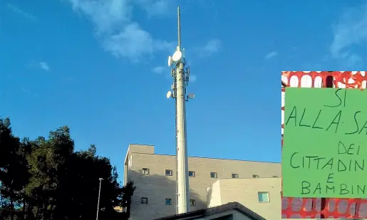  ??  ?? L’antenna davanti alla scuola e nel riquadro un momento della protesta