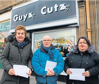  ?? Picture: Steve Macdougall. ?? Mr Cheape with shopkeeper­s Angela Balfour, left, and Loula Makaronas.