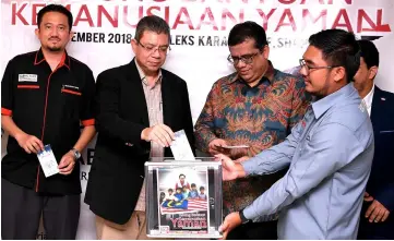  ??  ?? Saifuddin (second left) launches Yemen Humanitari­an Fund at Karangkraf Complex in Shah Alam. — Bernama photo