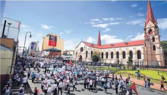  ??  ?? Trabajador­es tomaron la avenida segunda el pasado lunes 25 de junio, durante la huelga convocada por varios sindicatos para demostrar su oposición a la reforma fiscal propuesta por el gobierno de Carlos Alvarado.