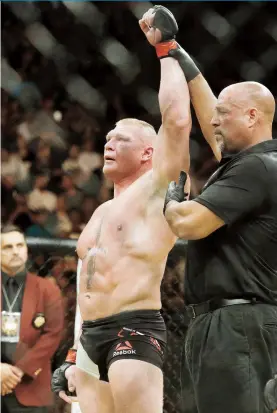  ??  ?? Brock Lesnar celebra tras vencer a Mark Hunt en UFC 200 el 9 de julio pasado. Lesnar dio positivo a dopaje previo a este combate.