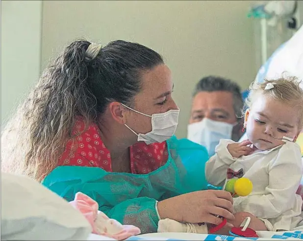  ??  ?? Jessica con su hija Triana, que recibió un transplant­e de corazón en Vall d’Hebron el pasado noviembre y está a punto de irse a casa