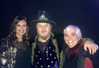  ?? Alla festa ?? Zucchero con la presidente del consiglio comunale Linda Damiano e l’assessore al Turismo Paola Mar.