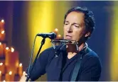  ??  ?? 11 settembre Bruce Springstee­n allo show nel 2001 per le vittime delle Torri Gemelle