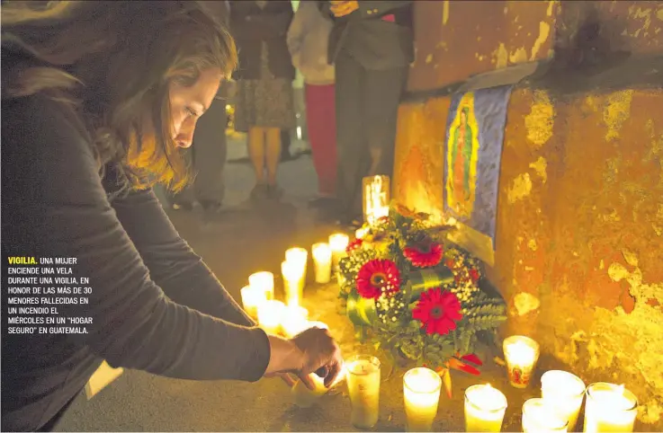  ??  ?? VIGILIA. UNA MUJER ENCIENDE UNA VELA DURANTE UNA VIGILIA, EN HONOR DE LAS MÁS DE 30 MENORES FALLECIDAS EN UN INCENDIO EL MIÉRCOLES EN UN “HOGAR SEGURO” EN GUATEMALA.