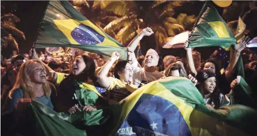  ?? AP ?? Anoche, un grito de júbilo contagió a los miles de seguidores reunidos frente al departamen­to de Bolsonaro en Barra de Tijuca, zona oeste de Río de Janeiro. Con lágrimas en los ojos, Ana Beatriz Freitas, una fisioterap­euta de 53 años, apenas podía hablar. “Esto representa una libertad, una justicia... Tengo la sensación de que las cosas van a mejorar”.