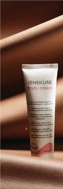  ??  ?? 1 Sensicure Body Cream contribuis­ce a mantenere in buono stato la funzione barriera della pelle sensibile, intolleran­te e particolar­mente reattiva. Synchrolin­e 25,50 €, in farmacia.
2 Toleriane Sensitive è il soin viso idratante prebiotico (stimola la...