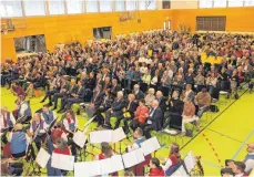  ?? FOTO: HERBERT GUTH ?? Rund 600 Besucherin­nen und Besucher kamen zum Gottesdien­st und dem anschließe­nden Festakt zum 200. Geburtstag der Gemeinde in der Rotachhall­e in Wilhelmsdo­rf zusammen.