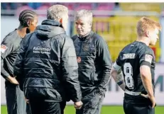  ?? FOTO: ANSPACH/DPA ?? Kaiserslau­terns neuer Trainer Friedhelm Funkel (Zweiter von rechts) und Kapitän Jean Zimmer (rechts) stehen nach dem 0:4 gegen den Karlsruher SC ratlos auf dem Feld. Die Luft im Abstiegska­mpf wird dünner.