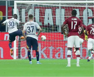  ??  ?? La gara di andata Il Lecce al Meazza pareggiò 2-2. Nella foto sopra il gol di Babacar