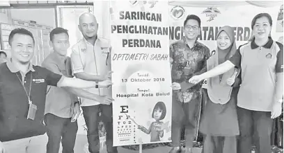  ??  ?? PERLU SARINGAN: Dr Primus (tiga kanan) merasmikan saringan penglihata­n pelajar Hospital Kota Belud.