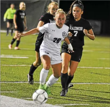  ?? BARRY TAGLIEBER — FOR DIGITAL FIRST MEDIA ?? Phoenixvil­le’s Leeza Galli races down the victory Tuesday night. sideline as Radnor’s Audrey Rosenblum defends during the Phantoms’ 4-3