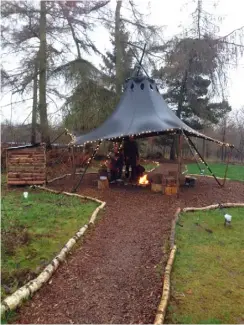  ??  ?? Clockwise from above left: Cooking and eating outside; your location in the rugged countrysid­e