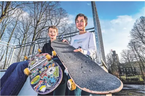  ?? FOTOS (2): GOTTFRIED EVERS ?? Das weitläufig­e Schulgelän­de bietet viel Platz für Aktivitäte­n draußen: August und Leo feilen an ihren Skateboard-tricks.