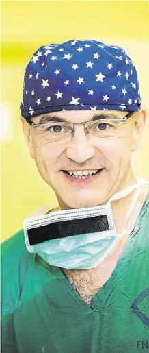  ?? Lékař a také spisovatel. Je přednostou Kardiologi­cké kliniky 2. lékařské fakulty Univerzity Karlovy a Fakultní nemocnice Motol v Praze. Zabývá se intervenčn­í kardiologi­í. Je autorem 300 odborných článků a také několika učebnic, z toho jedné internetov­é. L ?? Josef Veselka.