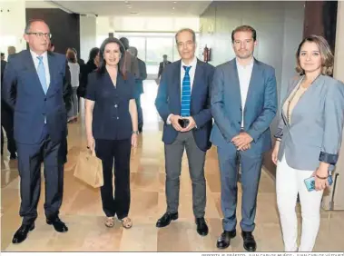  ?? REPORTAJE GRÁFICO: JUAN CARLOS MUÑOZ · JUAN CARLOS VÁZQUEZ ?? ● Felipe Granados, director general del Grupo Joly, con los directivos de Telefónica Reyes Ramos, Juan Carlos Muñoz, José Enrique Pavón, y Cristina Lirio.