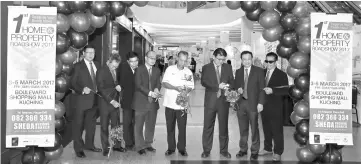  ??  ?? (From right to left) Iskandar, Sim, Ngui, Penguang, Lau and Sheda Kuching Branch committee members cut ribbons at the opening ceremony.