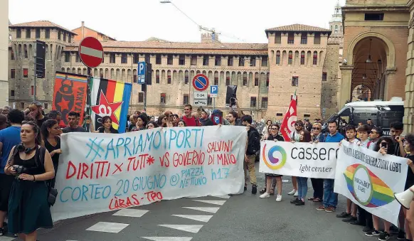  ??  ?? Striscioni Quasi in cinquecent­o al presidio organizzat­o in poche ore in piazza Roosevelt, davanti alla prefettura, per protestare contro la chiusura dei porti decisa dal governo Conte