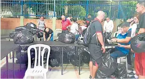  ??  ?? DEPORTISTA­S Y DIRIGENTES CUESTIONAR­ON la forma en la que fue entregada la implementa­ción para los Juegos, en bolsas de basura. La edición anterior, en 2015, invirtiero­n $1.000 millones en la logística.