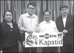  ??  ?? (From left) Go Negosyo adviser for MSME developmen­t Merly Cruz, presidenti­al consultant for entreprene­urship Joey Concepcion, Department of Agricultur­e Secretary Manny Piñol, and SL Agritech chairman and CEO Henry Lim Bon Liong.