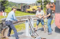  ?? FOTO: ANJA SCHUSTER ?? Eigentümer Werner-Patrick Girrbach (rechts) zeigt Nils Schmid (links) und Georg Sattler, wie die Drehscheib­e bedient wird.