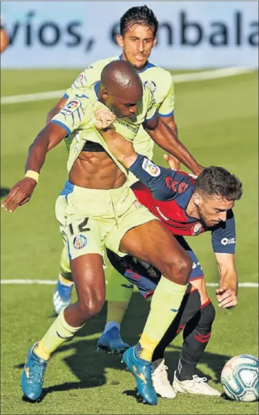  ??  ?? Nyom y Barja pugnan por el balón durante el partido de ayer en El Sadar.