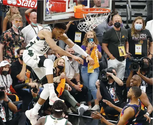  ?? PHOTO AFP ?? Giannis Antetokoun­mpo et ses coéquipier­s chez les Bucks tenteront d’éliminer les Suns et ainsi devenir champions de la NBA.