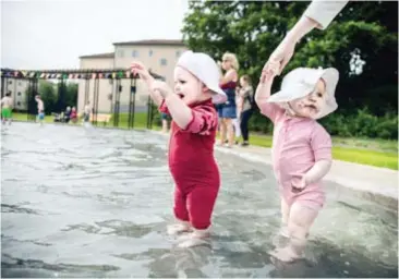  ?? FOTO: MIKAEL ANDERSSON ?? FYLL PLASKIS! Strunta i schemat och fyll efter värmen, skriver en Blackeberg­sbo. På bild Nike och Emma, 1,5 år, i Ådalens plaskdamm i Råcksta.