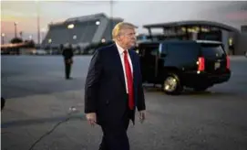  ?? DOUG MILLS/NEW YORK TIMES ?? Security has been tightened recently at Georgia’s Fulton County Courthouse as Donald Trump (below left) at the Atlanta airport after being booked Thursday, and his 18 codefendan­ts turned themselves.