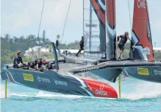  ?? FOTO: DPA ?? Hightech, mit Können bewegt: America’s-Cup-Sieger Emirates Team New Zealand in Aktion.