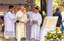  ?? FOTOS ESTEBAN VANEGAS Y AFP ?? 1. El Papa Francisco celebró el Angelus afuera de la Iglesia San Pedro Claver. 2. Su Santidad recibió regalos típicos en Cartagena, el sombrero vueltiao fue uno de ellos. 3.Una gran multitud de personas llegaron a ver al Vicario de Cristo en todas las...