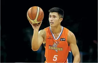  ?? ROBYN EDIE/STUFF ?? Reuben Te Rangi playing for the Southland Sharks in the 2017 National Basketball League.