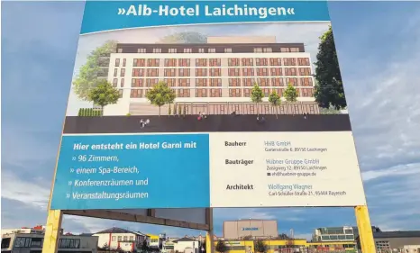  ?? FOTO: SU ?? Aufsteller im Gewerbegeb­iet nahe der Landesstra­ße. Mehr als 100 Betten soll ein neues Hotel haben, das hier gebaut werden soll.