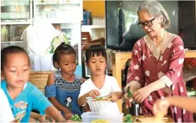  ?? ANGGER BONDAN/JAWA POS ?? BERBASIS RISET: Sri Wahyanings­ih bersama murid-murid Sanggar Anak Alam, Kampung Nitiprayan, Bantul, Jogjakarta.