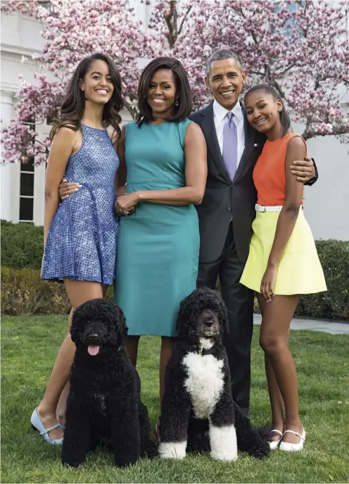  ??  ?? WE ARE FAMILY
Gli Obama: Malia, 22 anni, Michelle, Barack, 59, e Sasha, 19. Davanti Sunny, femmina di 8 anni, e Bo, maschio di 12, i due cani d’acqua portoghesi di famiglia, adottati durante la presidenza e da sempre star dei social.