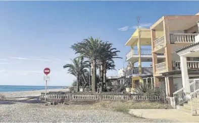  ?? MÒNICA MIRA ?? Desde finales de febrero, los okupas disfrutan de la casa y del mar a costa de los dueños, que no pueden acceder.