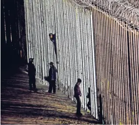  ??  ?? muro construido en la frontera de Chihuahua con El Paso, Tx.