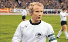  ?? FOTO: FINKE/IMAGO ?? Mannschaft­skapitän Berti Vogts führte das DFB-Team im November 1977 in Stuttgart gegen die Schweiz im Erima-Trikot aufs Feld.