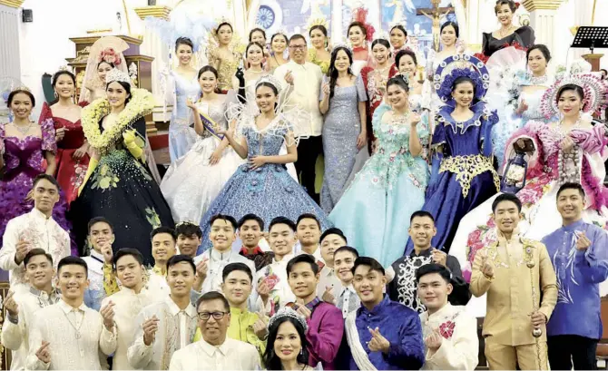  ?? Andrew Rabulan ?? A GATHERING OF MALABON’S BEAUTIES. Malabon Mayor Jeannie Sandoval (in blue-grey gown) and special guest Miguel Tan Felix mingle with a bevy of the city’s prettiest girls and their respective consorts vying for the Ginoo at Binibining Malabon 2023, following a procession from the Malabon Sports Complex to the Diocesan Shrine and parish of the Immaculate Concepcion.