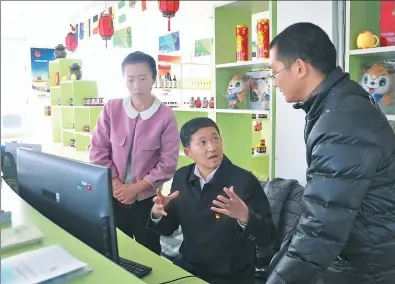  ?? PHOTOS BY WANG LINA / FOR CHINA DAILY ?? Li Hualiang talks with his colleagues at Machang village in Changchun, Jilin province.