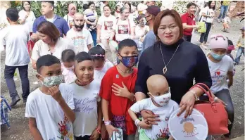  ??  ?? HELPING. With cancer patients of House of Hope at the Southern Philippine­s Medical Center.