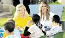  ?? Melania Trumpová (vpravo) s manželkou premiéra Netanjahua Sarou navštívily dětské oddělení nemocnice v Jeruzalémě. FOTO REUTERS ?? S dětskými pacienty.