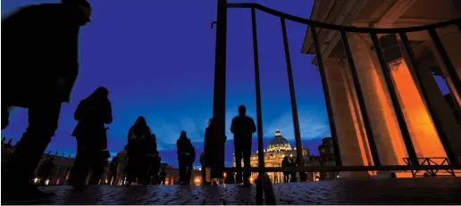  ?? (Afp Photo) ?? In Vaticano Fedeli e turisti ieri sera in piazza San Pietro, in Vaticano. Papa Francesco ha celebrato una messa in suffragio dei prelati che sono deceduti durante l’anno davanti a cardinali, vescovi e tanti esponenti della Curia