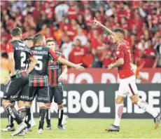  ??  ?? Guerrero celebra su segundo gol, el tercero de Inter.