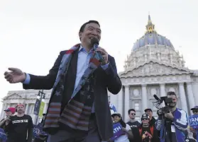  ?? Kate Munsch / Special to The Chronicle ?? Presidenti­al candidate Andrew Yang blasted PG&E over shutoffs and wildfires at a rally in Civic Center Plaza in San Francisco.