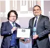  ??  ?? Commercial Bank Deputy General Manager Marketing Hasrath Munasinghe (right) receives the award presented by ‘Global Brands’ in Macau