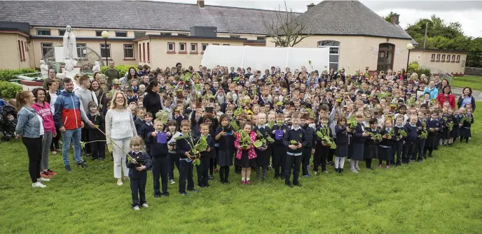  ?? Pics: Donal Hackett. ?? Pupils and staff of Our Lady of Mercy Primary School with the school’s polytunnel last Tuesday afternoon.